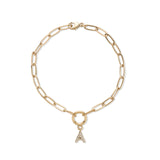 Bracelet chaîne trombone avec initiale pavée suspendue sur maillon rond